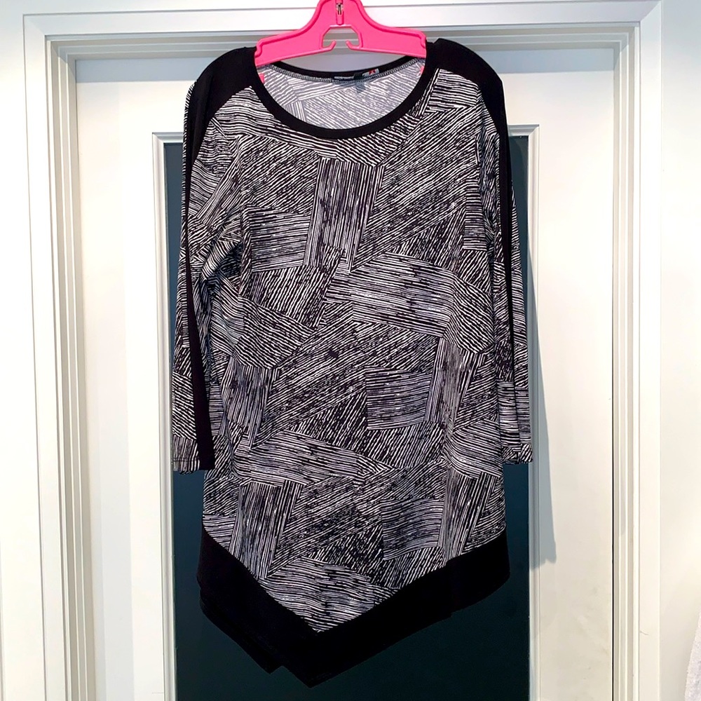Nina K Black and White tunic with asymmetrical hemline, size medium.